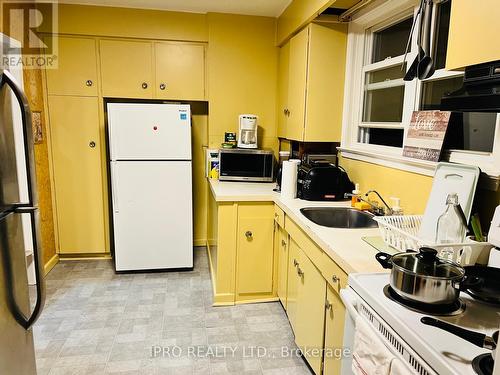 529 Vale Place, Oakville, ON - Indoor Photo Showing Kitchen