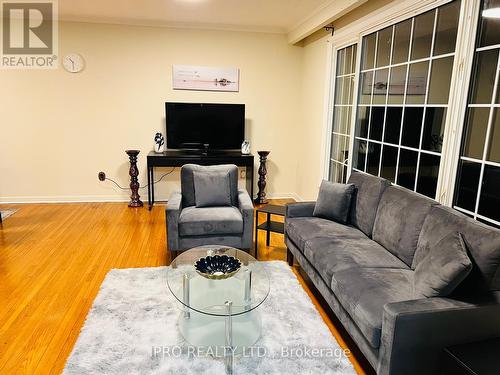 529 Vale Place, Oakville, ON - Indoor Photo Showing Living Room