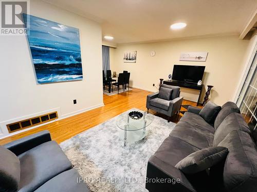 529 Vale Place, Oakville, ON - Indoor Photo Showing Living Room