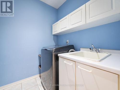 606 Heddle Crescent, Newmarket, ON - Indoor Photo Showing Laundry Room