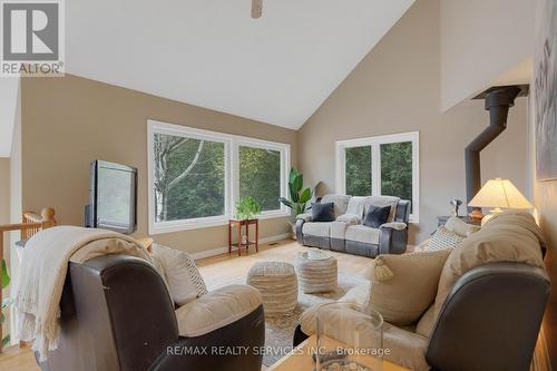 9009 Sideroad 27, Erin, ON - Indoor Photo Showing Living Room