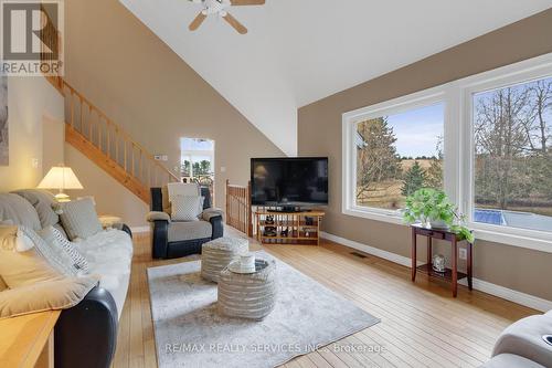 9009 Sideroad 27, Erin, ON - Indoor Photo Showing Living Room