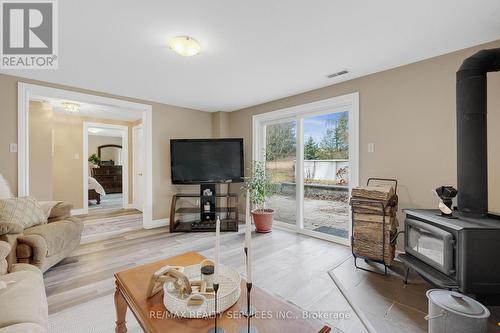 9009 Sideroad 27, Erin, ON - Indoor Photo Showing Living Room