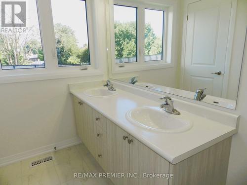 30 Bluebird Lane, Barrie, ON - Indoor Photo Showing Bathroom