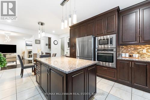 27 Agincourt Circle, Brampton, ON - Indoor Photo Showing Kitchen With Upgraded Kitchen