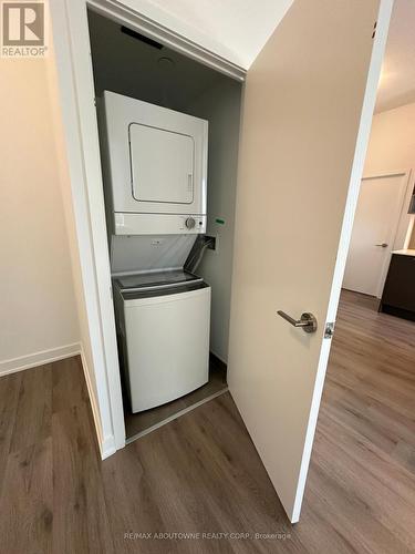 807 - 3005 Pine Glen Road, Oakville, ON - Indoor Photo Showing Laundry Room