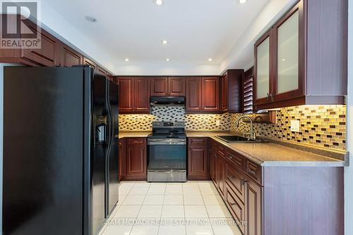 5392 Champlain Trail, Mississauga, ON - Indoor Photo Showing Kitchen