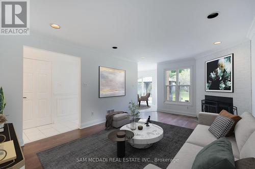 5392 Champlain Trail, Mississauga, ON - Indoor Photo Showing Living Room