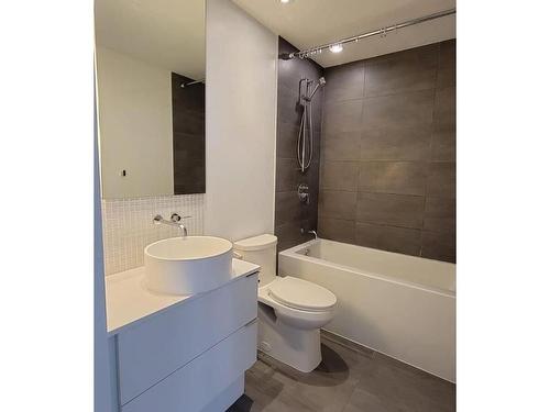 610-185 Roehampton Ave, Toronto, ON - Indoor Photo Showing Bathroom