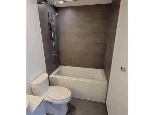 610-185 Roehampton Ave, Toronto, ON - Indoor Photo Showing Bathroom