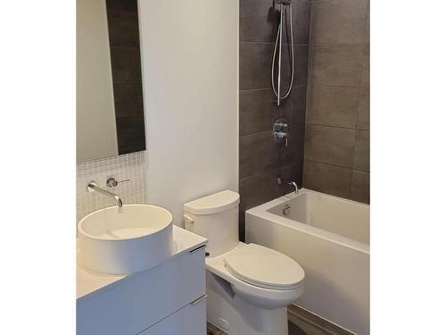 610-185 Roehampton Ave, Toronto, ON - Indoor Photo Showing Bathroom