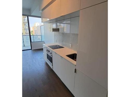 610-185 Roehampton Ave, Toronto, ON - Indoor Photo Showing Kitchen