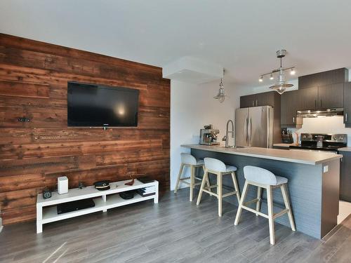 Salon - 103-400 Rue Du Maçon, Saint-Jérôme, QC - Indoor Photo Showing Kitchen With Upgraded Kitchen