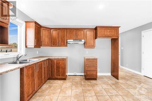 35 Gareau Crescent, The Nation (605 - The Nation Municipality), ON - Indoor Photo Showing Kitchen With Double Sink