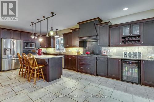 28 Golf Drive, Thames Centre (Nilestown), ON - Indoor Photo Showing Kitchen With Upgraded Kitchen