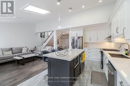 178 Sylwood Crescent, Vaughan, ON - Indoor Photo Showing Kitchen With Double Sink With Upgraded Kitchen