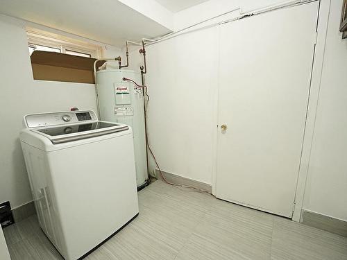 Salle d'eau - 5222 Rue Chabanel, Laval (Chomedey), QC - Indoor Photo Showing Laundry Room