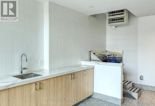 434 - 150 Logan Avenue, Toronto, ON - Indoor Photo Showing Kitchen