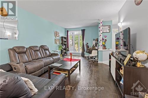 270 Kinghaven Crescent, Ottawa, ON - Indoor Photo Showing Living Room