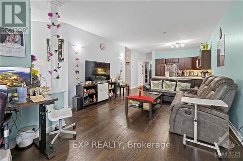 270 Kinghaven Crescent, Ottawa, ON - Indoor Photo Showing Living Room