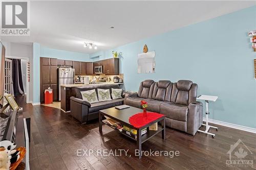 270 Kinghaven Crescent, Ottawa, ON - Indoor Photo Showing Living Room