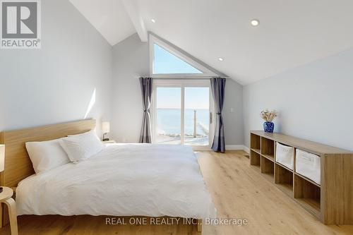 405 Limerick Street, Innisfil, ON - Indoor Photo Showing Bedroom