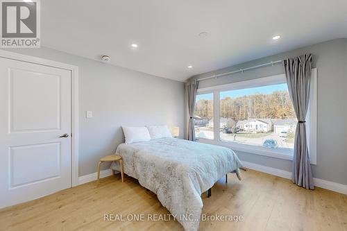 405 Limerick Street, Innisfil, ON - Indoor Photo Showing Bedroom