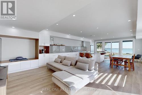 405 Limerick Street, Innisfil, ON - Indoor Photo Showing Living Room