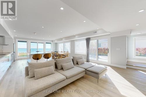 405 Limerick Street, Innisfil, ON - Indoor Photo Showing Living Room