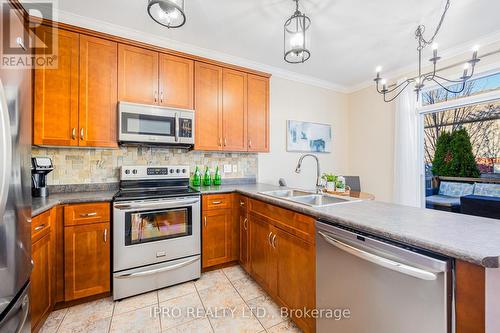 7 Aiken Crescent, Orangeville, ON - Indoor Photo Showing Kitchen With Double Sink