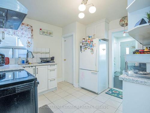 143 Magnolia Ave, Toronto, ON - Indoor Photo Showing Kitchen