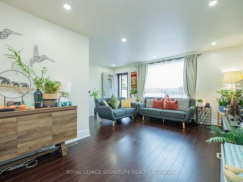 143 Magnolia Ave, Toronto, ON - Indoor Photo Showing Living Room