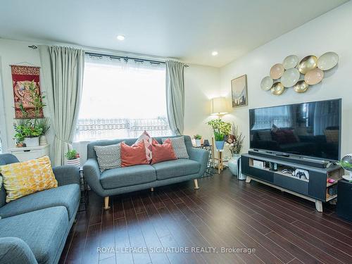 143 Magnolia Ave, Toronto, ON - Indoor Photo Showing Living Room