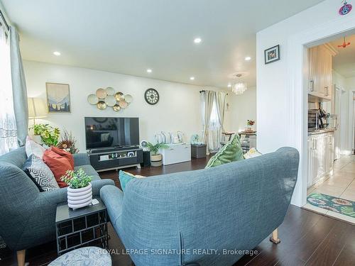 143 Magnolia Ave, Toronto, ON - Indoor Photo Showing Living Room