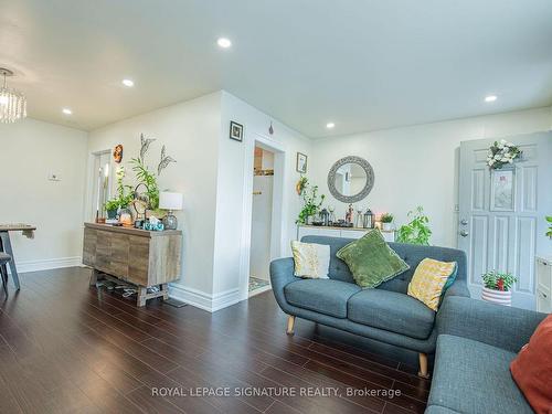 143 Magnolia Ave, Toronto, ON - Indoor Photo Showing Living Room