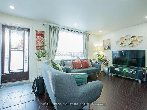 143 Magnolia Ave, Toronto, ON - Indoor Photo Showing Living Room