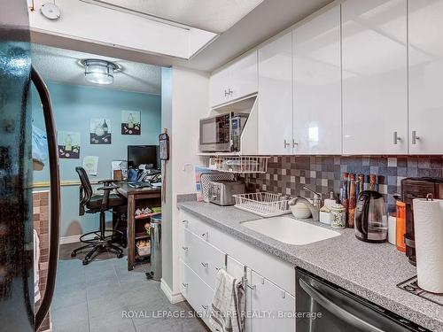 401-1515 Lakeshore Rd, Mississauga, ON - Indoor Photo Showing Kitchen