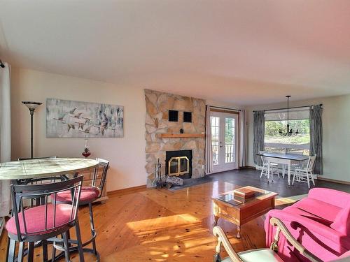 Overall view - 211 Ch. De La Baie-Du-Repos, Senneterre - Paroisse, QC - Indoor Photo Showing Living Room With Fireplace