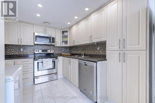 1210 - 350 Webb Drive, Mississauga, ON - Indoor Photo Showing Kitchen