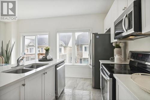 3946 Tufgar Crescent, Burlington, ON - Indoor Photo Showing Kitchen With Stainless Steel Kitchen With Double Sink With Upgraded Kitchen