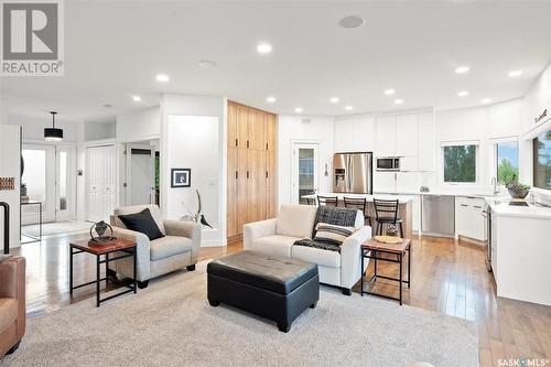 731 Beechdale Way, Saskatoon, SK - Indoor Photo Showing Living Room