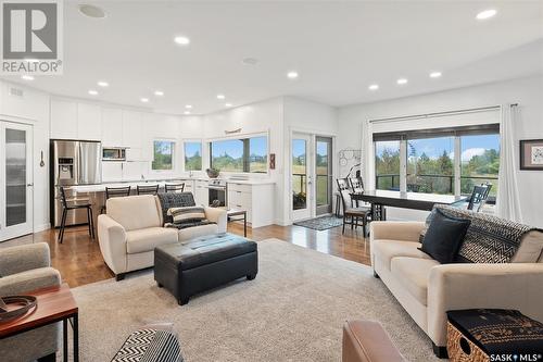 731 Beechdale Way, Saskatoon, SK - Indoor Photo Showing Living Room