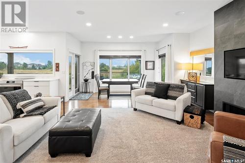 731 Beechdale Way, Saskatoon, SK - Indoor Photo Showing Living Room