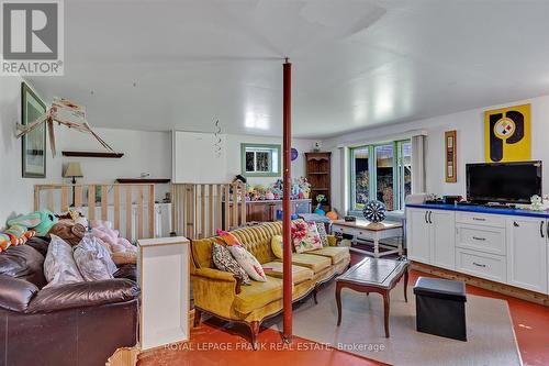 2028 Youngs Point Road, Smith-Ennismore-Lakefield, ON - Indoor Photo Showing Living Room