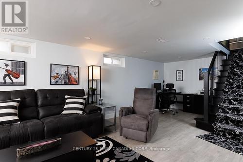 82 Queenston Crescent, London, ON - Indoor Photo Showing Living Room