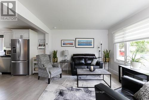 82 Queenston Crescent, London, ON - Indoor Photo Showing Living Room