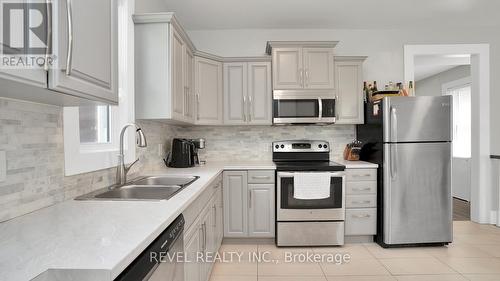 33 Yale Street, London, ON - Indoor Photo Showing Kitchen With Double Sink