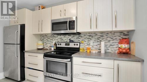 33 Yale Street, London, ON - Indoor Photo Showing Kitchen With Upgraded Kitchen