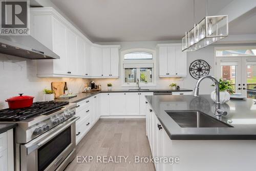 1644 Rizzardo Crescent, Innisfil, ON - Indoor Photo Showing Kitchen With Upgraded Kitchen