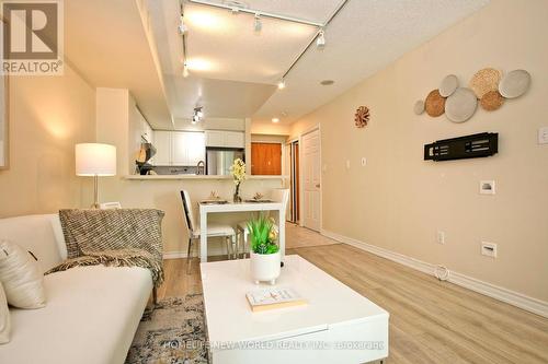 1008 - 7 Lorraine Drive, Toronto, ON - Indoor Photo Showing Living Room